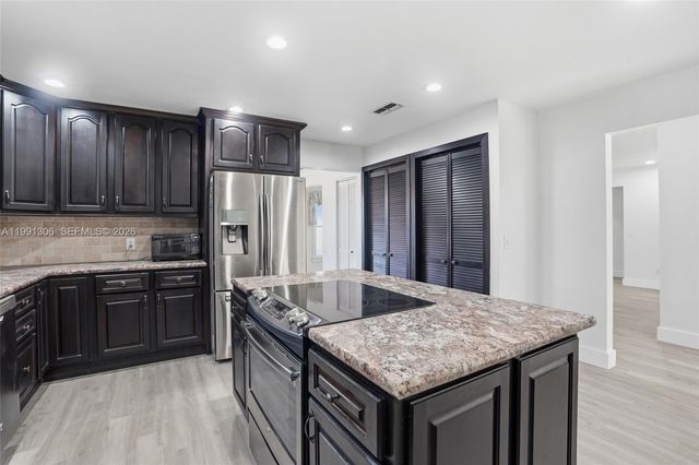 210 E SUGARLAND CIR, Clewiston, FL 33440