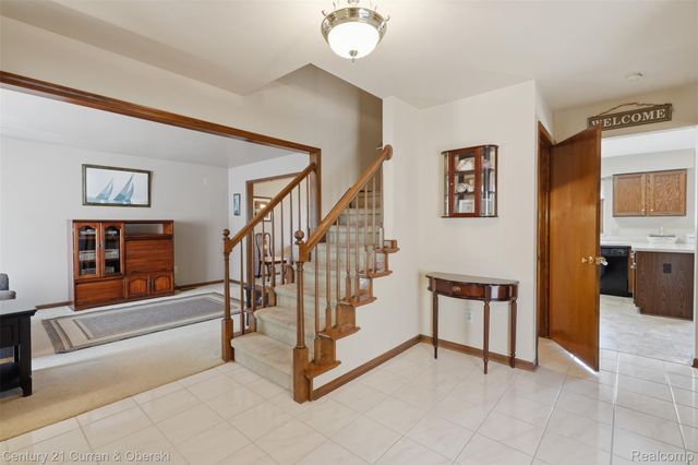 19176 Fairlane Court, Livonia, MI 48152