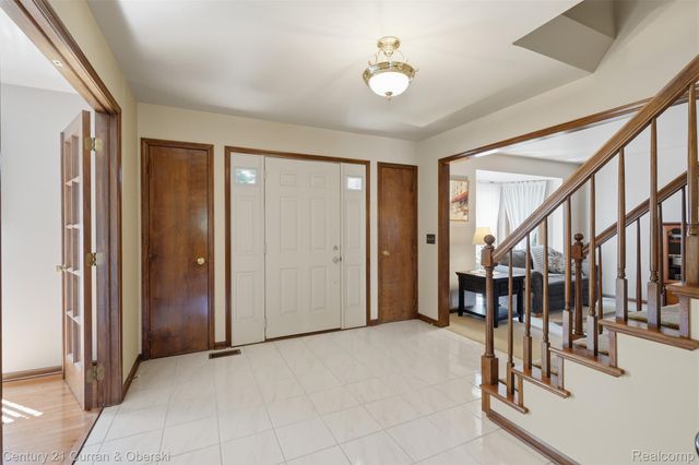 19176 Fairlane Court, Livonia, MI 48152