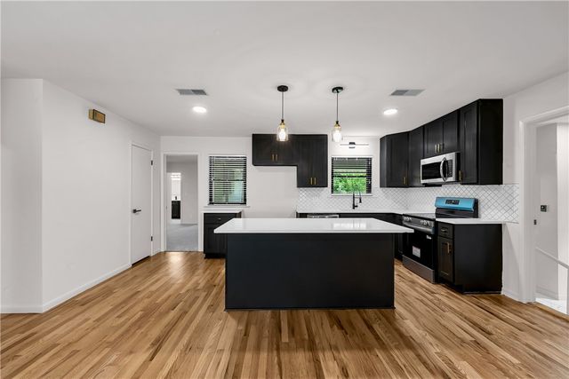 1414 S West Avenue, Fayetteville, AR 72701