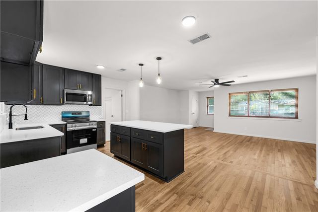 1414 S West Avenue, Fayetteville, AR 72701