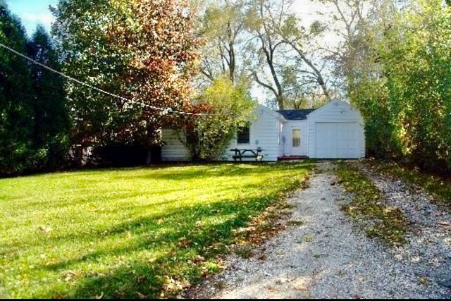 905 Rockland Road, Lake Bluff, IL 60044