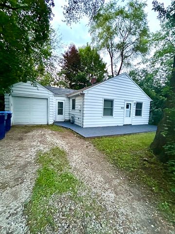 905 Rockland Road, Lake Bluff, IL 60044