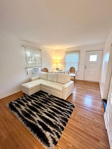 905 Rockland Road, Lake Bluff, IL 60044