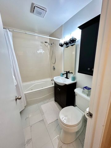 905 Rockland Road, Lake Bluff, IL 60044