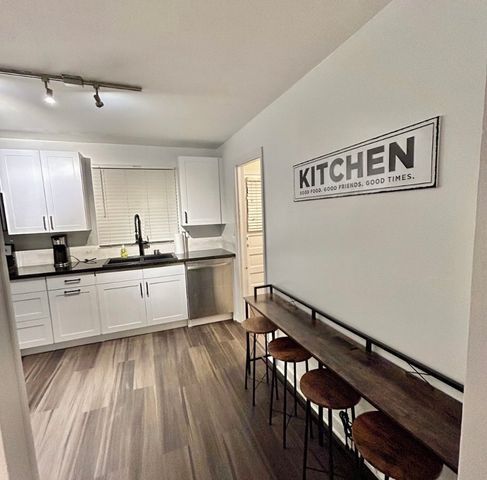 905 Rockland Road, Lake Bluff, IL 60044