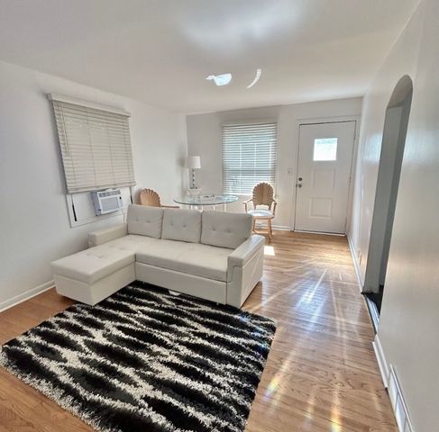 905 Rockland Road, Lake Bluff, IL 60044