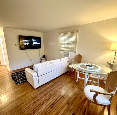 905 Rockland Road, Lake Bluff, IL 60044