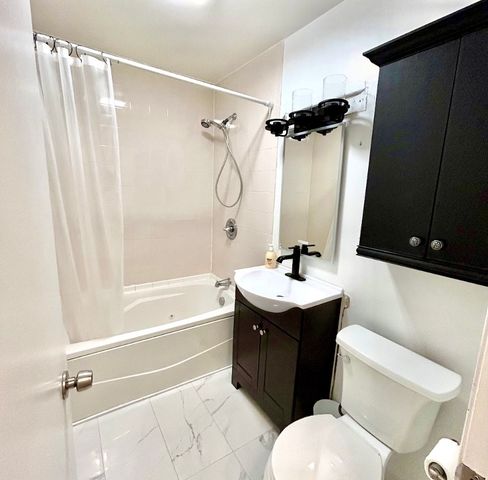 905 Rockland Road, Lake Bluff, IL 60044