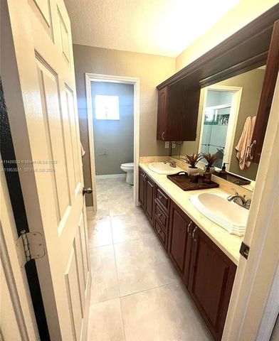 9455 NW 114th Ln 8, Hialeah Gardens, FL 33018