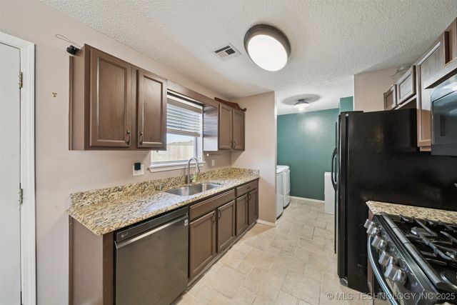 2102 S Missouri Place, Claremore, OK 74017