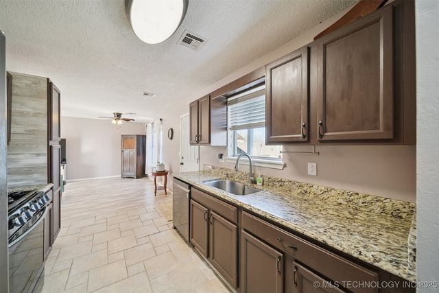 2102 S Missouri Place, Claremore, OK 74017