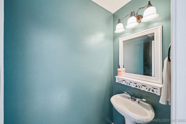 2102 S Missouri Place, Claremore, OK 74017