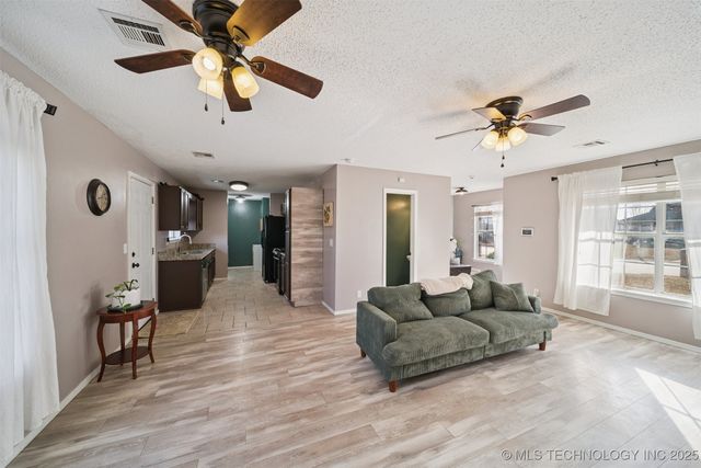 2102 S Missouri Place, Claremore, OK 74017