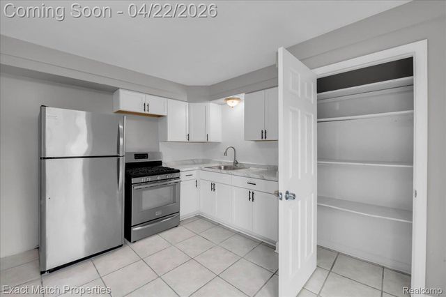 724 Parkwood Avenue, Pontiac, MI 48340