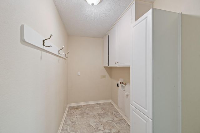 217 Pine Oak Drive, Highlands, TX 77562