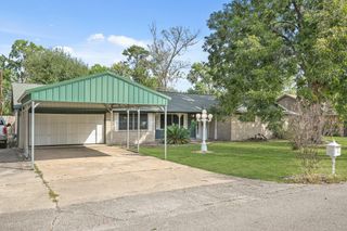 217 Pine Oak Drive, Highlands, TX 77562