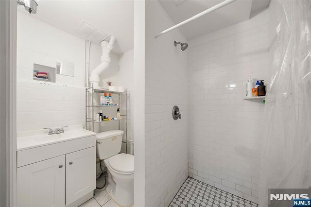 553 Ray Avenue, Ridgefield, NJ 07657