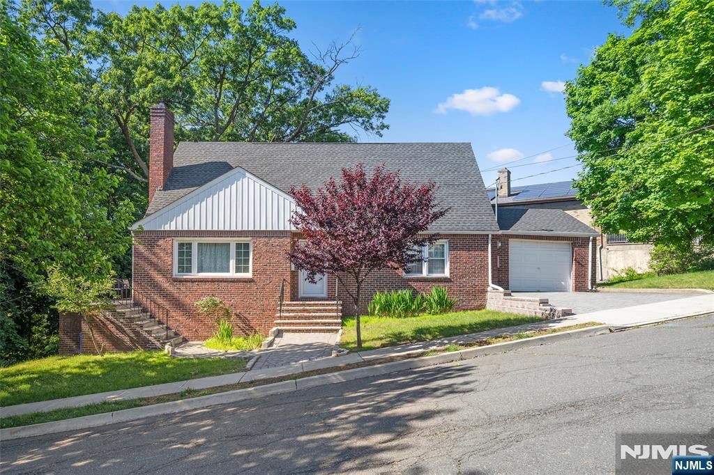 553 Ray Avenue, Ridgefield, NJ 07657