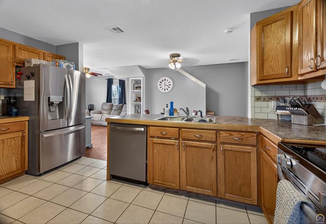 202 Clements DR, Holton, KS 66436