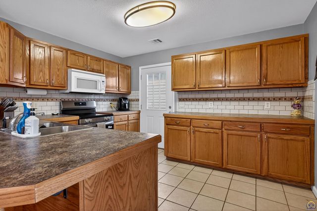 202 Clements DR, Holton, KS 66436