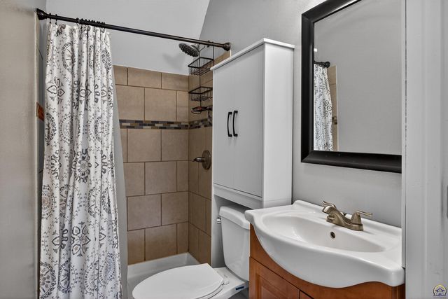 202 Clements DR, Holton, KS 66436