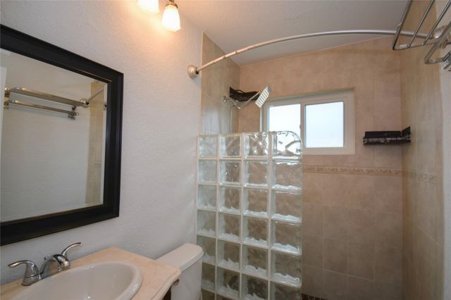 960 NW 49th St, Deerfield Beach, FL 33064