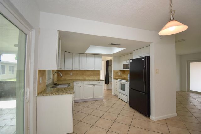 960 NW 49th St, Deerfield Beach, FL 33064