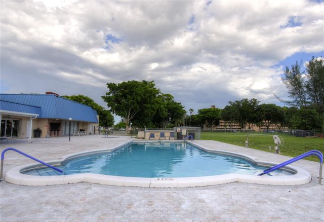 960 NW 49th St, Deerfield Beach, FL 33064