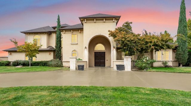 10107 N Oaks Ct, Oakdale, CA 95361