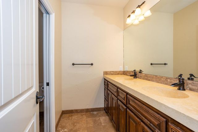 10107 N Oaks Ct, Oakdale, CA 95361