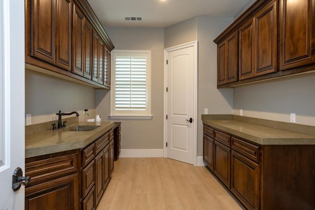 10107 N Oaks Ct, Oakdale, CA 95361