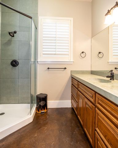 10107 N Oaks Ct, Oakdale, CA 95361