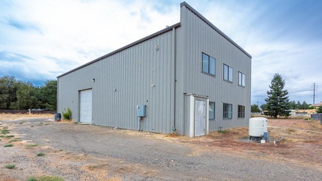 10107 N Oaks Ct, Oakdale, CA 95361