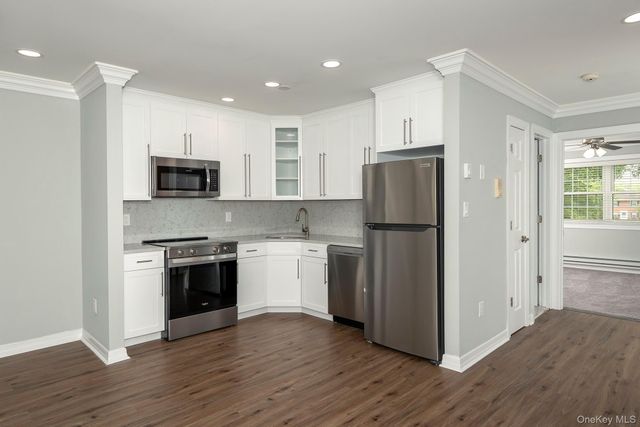 30 BAY POINT Court 19, West Babylon, NY 11704