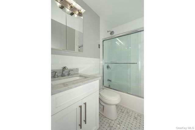 30 BAY POINT Court 19, West Babylon, NY 11704