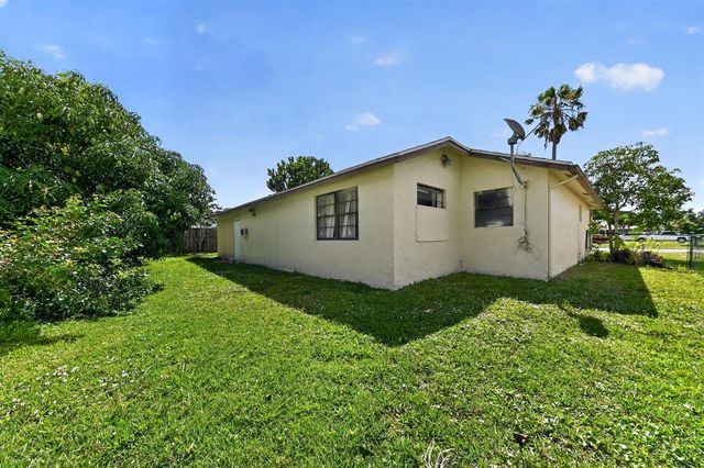 8421 Winnipesaukee Way, Lake Worth, FL 33467