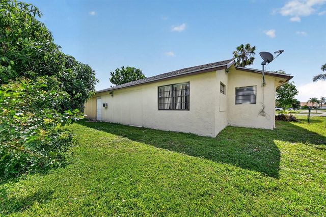 8421 Winnipesaukee Way, Lake Worth, FL 33467