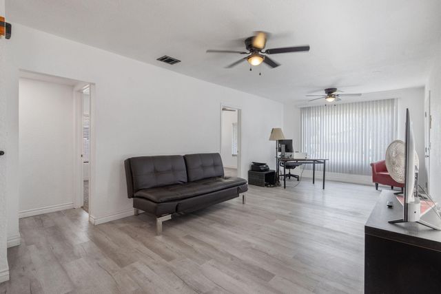 1112 W San Joaquin Avenue, Tulare, CA 93274