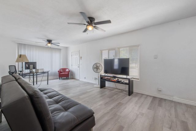 1112 W San Joaquin Avenue, Tulare, CA 93274