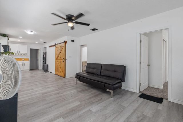 1112 W San Joaquin Avenue, Tulare, CA 93274