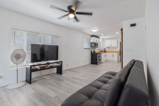 1112 W San Joaquin Avenue, Tulare, CA 93274