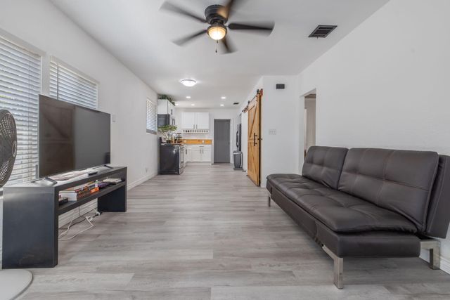 1112 W San Joaquin Avenue, Tulare, CA 93274