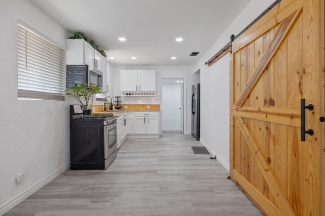 1112 W San Joaquin Avenue, Tulare, CA 93274