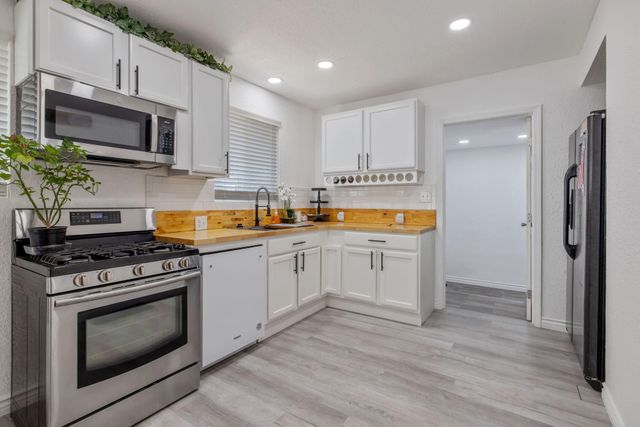 1112 W San Joaquin Avenue, Tulare, CA 93274