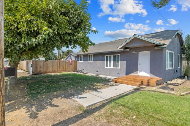 1112 W San Joaquin Avenue, Tulare, CA 93274