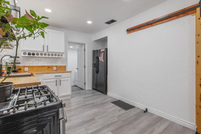 1112 W San Joaquin Avenue, Tulare, CA 93274