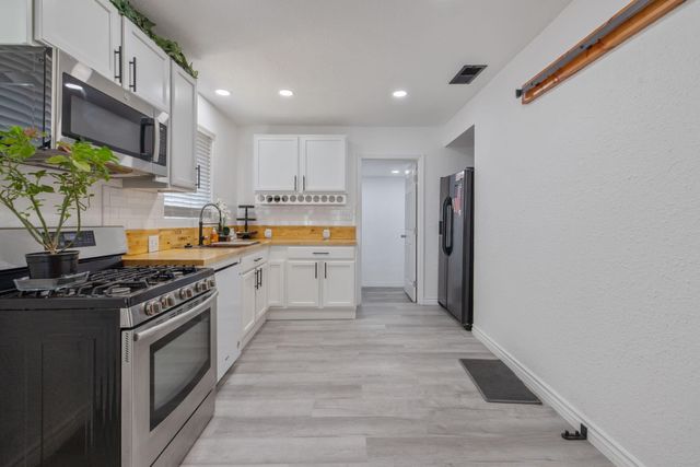 1112 W San Joaquin Avenue, Tulare, CA 93274