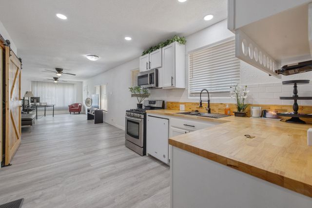 1112 W San Joaquin Avenue, Tulare, CA 93274