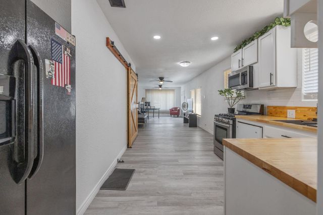 1112 W San Joaquin Avenue, Tulare, CA 93274